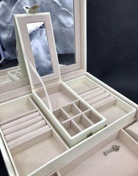 Шкатулка для украшений стеганая с большим откидывающимся зеркалом маленькая шкатулка внутри цвет слоновая кост 5315533350 фото